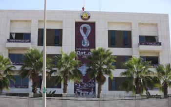 مقر اللجنة القطرية لإعادة إعمار غزة يتزين بأعلام قطر وشعار كأس العالم 2022