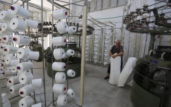 العمل في أحد مصانع النسيج بغزة استعدادًا لفصل الشتاء