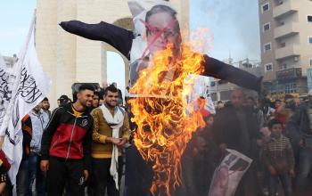 فلسطينيون يحرقون دمى تجسد رئيس وزراء الاحتلال بنيامين نتنياهو ووزير الأمن القومي المتطرف إيتمار بن غفير خلال مظاهرة في رفح