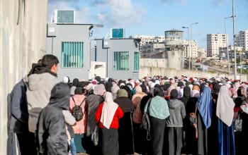 نساء فلسطينيات ينتظرن العبور عبر حاجز قلنديا في الجمعة الثانية من رمضان للصلاة في الأقصى