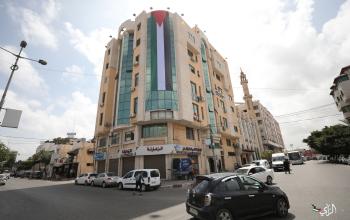 رفع العلم الفلسطيني على مقرات حكومية وأماكن عامة بغزة رفضاًً لمسيرة الأعلام ودعماً لأهالي القدس