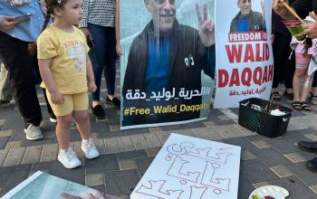 الطفلة ميلاد تشارك في رسم لوحة لوالدها الأسير وليد دقة خلال وقفة للمطالبة بالإفراج عنه.