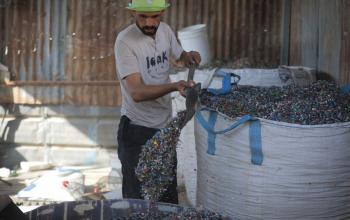 إعادة تدوير البلاستيك في مصنع شرق مخيم جباليا شمال قطاع غزة.