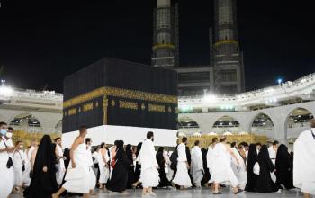 حجاج بيت الله الحرام يؤدون طواف الإفاضة وسط أجواء إيمانية وروحانية.