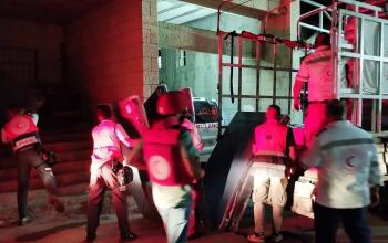 نقل لوازم إغاثية عاجلة إلى جنين لمساعدة الأهالي النازحين من المخيم.