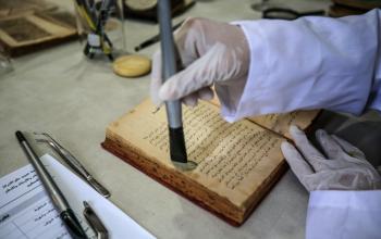 إصلاح وترميم مخطوطات وكتب قديمة في غزة للحفاظ عليها من التلف.