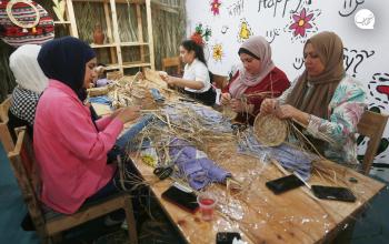 صناعة سلال القش يدويًا في غزة.