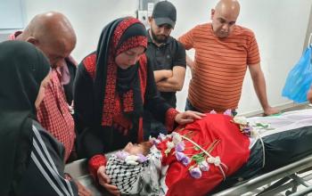 وداع الشهيد عبد الجواد حمدان قبيل تشييعه في قرية عارورة برام الله