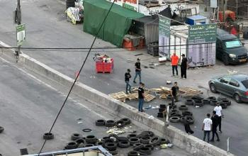 إغلاق الطرق في كفر عقب شمال القدس ومفترق جامعة بيرزيت وشارع الجلزون في البيرة نصرة لجنين.