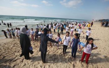 أطفال فلسطينيون يشاركون في كرنفال غزة للسباحة على شاطئ بيت لاهيا شمال قطاع غزة.