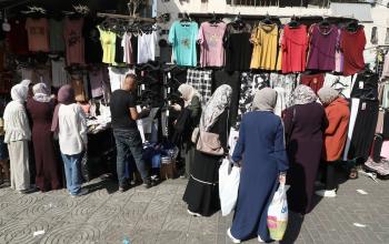 فلسطينيون يتسوقون خلال التحضير للعام الدراسي الجديد في مدينة غزة