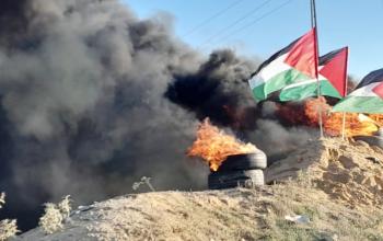 عشرات الشبان يشعلون الاطارات ويرفعون الأعلام الفلسطينية شرق رفح نصرة للأقصى المبارك