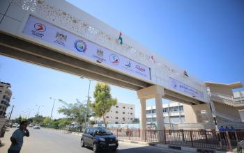 افتتاح جسر القرارة للمشاة بخانيونس جنوب قطاع غزة لتسهيل وتأمين حركة مرور الطلاب والمواطنين