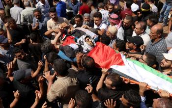 فلسطينيون يشيعون جثمان الشهيد عبد الرحيم فايز غنام في قرية عقابا غرب مدينة طوباس.