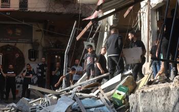 فلسطينيون يتفقدون الركام عقب اقتحام جنود الاحتلال (الاسرائيلي) مخيم نور شمس للاجئين شرق طولكرم بالضفة الغربية