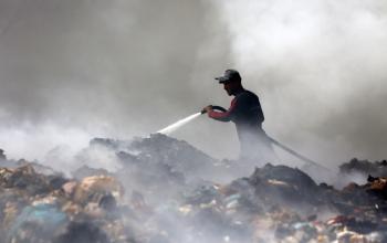 جهود مستمرة من طواقم الدفاع المدني لإخماد حريق نشب في مكب نفايات جحر الديك شرق غزة
