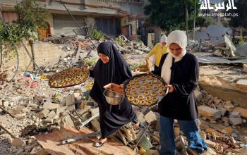 فلسطينيات يصنعن كعك العيد على أنقاض منازلهن المدمرة في خانيونس