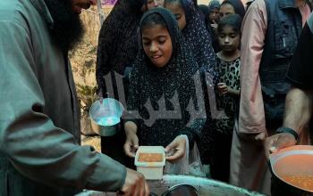 اصطفاف المواطنين للحصول على لقمة العيش في ظل حرب التجويع الممنهجة