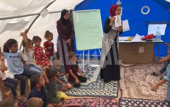 معلمات يتطوعن لتعليم الطلاب في أحد مخيمات اللاجئين بدير البلح بعد توقفهم عن التدريس بسبب الحرب الإسرائيلية