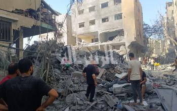 تدمير وحرق مخيم النصيرات بعد أن شن عليه جيش الاحتلال غارات وأحزمة نارية