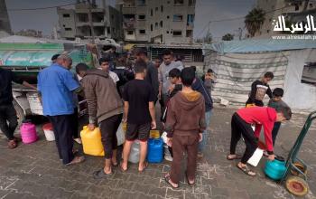 عدد من المواطنين يصطفون لتعبئة المياه الصالحة للشرب في مخيم البريج وسط القطاع