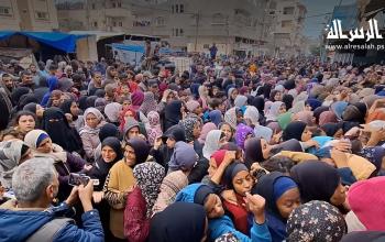 طوابير طويلة من الأهالي في دير البلح، ينتظرون دورهم للحصول على الخبز في ظل استمرار حرب الإبادة