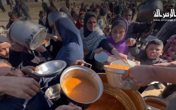نازحون يصطفون للحصول على وجبات الطعام، تزامناً مع استمرار الحصار الإسرائيلي على قطاع غزة