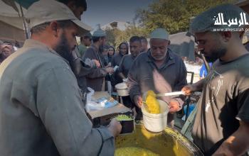 نازحون يصطفون في طوابير للحصول على وجبات الطعام من تكية خيرية بدير البلح