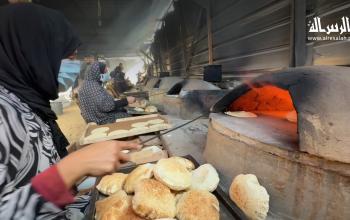 متطوعات فلسطينيات يعملن في صناعة الخبز ضمن مبادرة خيرية لإطعام مئات النازحين في مواصي خانيونس