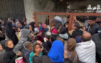 في ظل المجاعة.. نازحون يتجمهرون للحصول على وجبة طعام من تكية خيرية في دير البلح