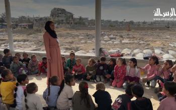 أطفال فلسطينيون نازحون يتلقون تعليمهم داخل مقبرة في خانيونس جنوب قطاع غزة