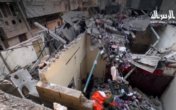 آثار الدمار الذي حلّ بمنزل لعائلة أبو حجر جراء قصف الاحتلال وارتقاء 6 شهداء في مخيم النصيرات