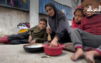 بمعاناة وأدوات تقليدية.. النازحة دعاء المصري تطحن الأرز لتطعم ابنتها الجائعة