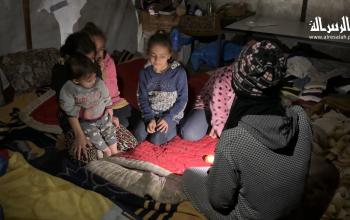 البرد القارس يفاقم معاناة النازحين في مخيم النصيرات