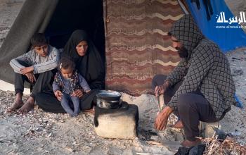 معاناة مستمرة .. عدي عليوة يعيش مع عائلته في ظروف صعبة بخيمة على بحر دير البلح وسط القطاع