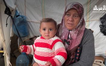 الطفلة يسرى حمدقة.. تفقد عائلتها وتبدأ حياة جديدة مع جدتها في خيمة بمركز إيواء بدير البلح