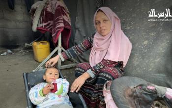 ظروف صعبة وقاسية يعيشها النازحون تزامنا مع هطول الأمطار والبرد القارس في دير البلح وسط القطاع