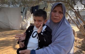 الطفل سنان أبو العطا.. ترعاه جدته في خيمة بالزوايدة بعد أن فقد أسرته وحلم طفولته