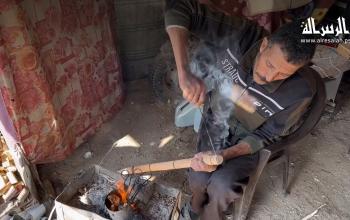 راجي عودة يتحدى الحرب والحصار بصناعة الأدوات المنزلية داخل خيمة النزوح بدير البلح