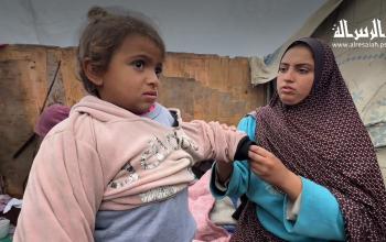 آية البورنو.. تصارع برد المواصي لرعاية أطفالها الصغار