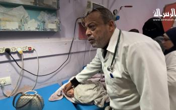 الطبيب خالد السعيدني، يواصل رسالته رغم ألم الإصابة ليمنح الحياة لأطفال غزة