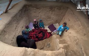 النازح تيسير عبيد.. يحفر حفرةً تحت الأرض لتوفير المأوى، وحماية أطفاله وعائلته من القصف العشوائيِّ والبرد القارس