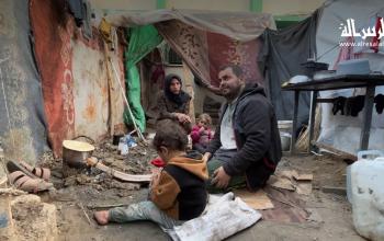 تحديات الطقس القاسي تزيد من معاناة النازحين في مخيم دير البلح