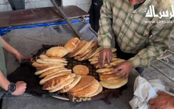 يصطف الفلسطينيون لشراء الخبز في الوقت الذي تستمر فيه مخابز الحطب في إنتاج الخبز مع تفاقم أزمة الوقود  بسبب إغلاق المعبر