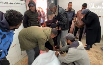 أهالي الشهداء يشيعون جثامين ثلاثة شبان فلسطينيين بمستشفى شهداء الأقصى بدير البلح.