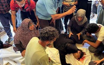 مواطنون يشيعون عددا من الشهداء في مستشفى ناصر بخان يونس جنوب قطاع غزة