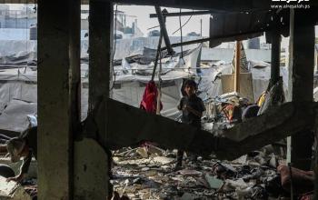 مواطنون يتفقدون آثار الدمار الذي خلفه القصف الاسرائيلي على مدرسة فهمي الجرجاوي التي تؤوي نازحين في حي الدرج بمدينة غزة