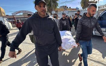 مواطنون يشيعون عدد من الشهداء في مستشفى شهداء الأقصى بدير البلح