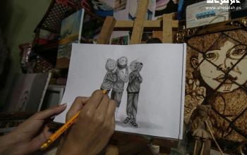 الفنانة ياسمين الداية (24 عامًا) تجسد معاناة النازحين الفلسطينيين في غزة من خلال رسم لوحات فنية