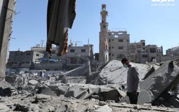 مواطنون يتفقدون الدمار الذي أصاب مسجدا جراء القصف الاسرائيلي على مخيم البريج وسط قطاع غزة